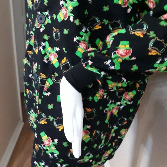 Leprechauns/Pot of Gold Scrub jacket - Picture 5 of 11